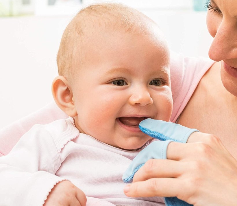 Igiene orale del neonato: quando e come lavare i denti