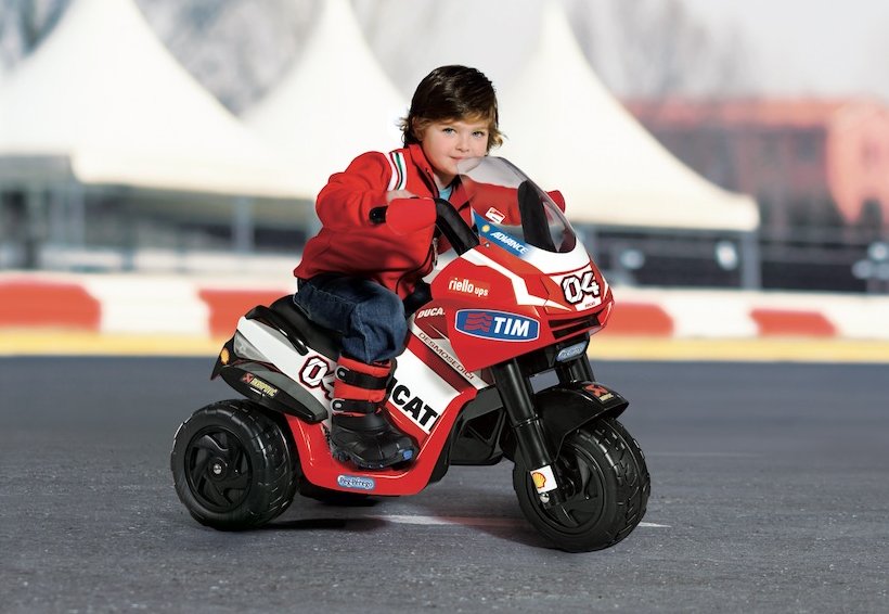 Moto elettrica Ducati Desmosedici per bambini: divertirsi all